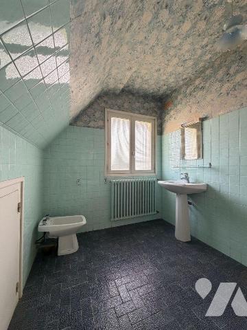 Sur les hauteurs, maison de bonne facture édifiée en 1975, très bien entretenue, offrant un cad...