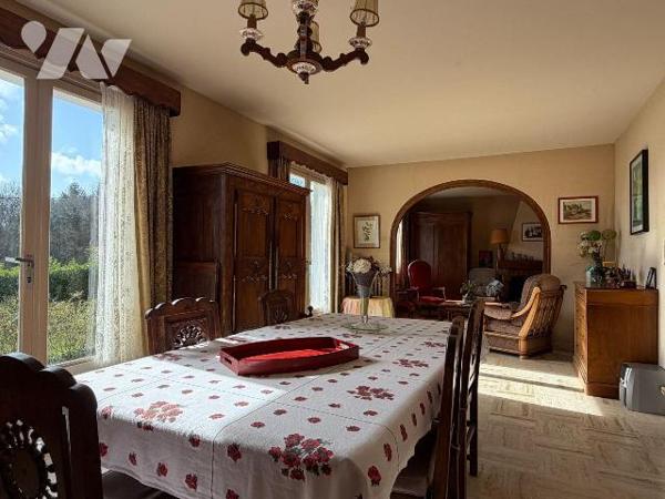 Sur les hauteurs, maison de bonne facture édifiée en 1975, très bien entretenue, offrant un cad...