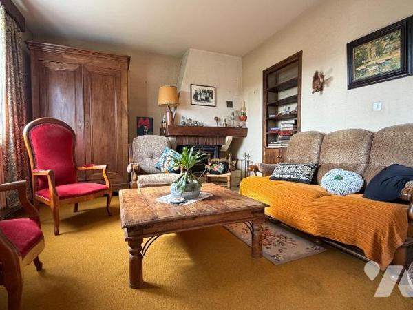 Sur les hauteurs, maison de bonne facture édifiée en 1975, très bien entretenue, offrant un cad...