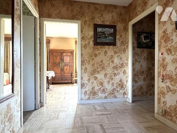 Sur les hauteurs, maison de bonne facture édifiée en 1975, très bien entretenue, offrant un cad...