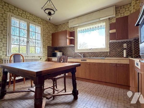 Sur les hauteurs, maison de bonne facture édifiée en 1975, très bien entretenue, offrant un cad...