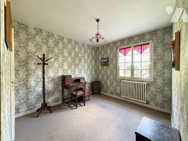 Sur les hauteurs, maison de bonne facture édifiée en 1975, très bien entretenue, offrant un cad...