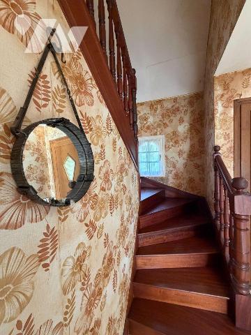 Sur les hauteurs, maison de bonne facture édifiée en 1975, très bien entretenue, offrant un cad...