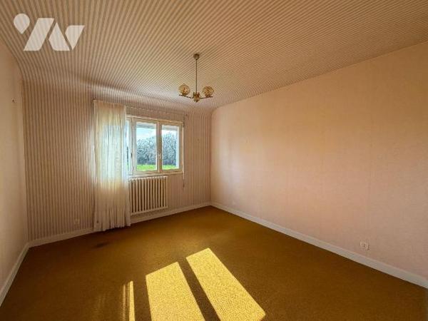 Sur les hauteurs, maison de bonne facture édifiée en 1975, très bien entretenue, offrant un cad...