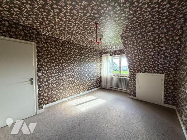 Sur les hauteurs, maison de bonne facture édifiée en 1975, très bien entretenue, offrant un cad...