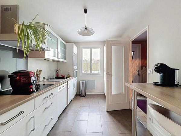 A vendre Angers Lac de Maine bois de Molières, maison 3 chambres dont une suite parentale, séjour donnant sur terasse puis jardin, cuisine indépendante aménagée équipée,jardin clos garage.