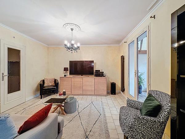 A vendre Angers Lac de Maine bois de Molières, maison 3 chambres dont une suite parentale, séjour donnant sur terasse puis jardin, cuisine indépendante aménagée équipée,jardin clos garage.