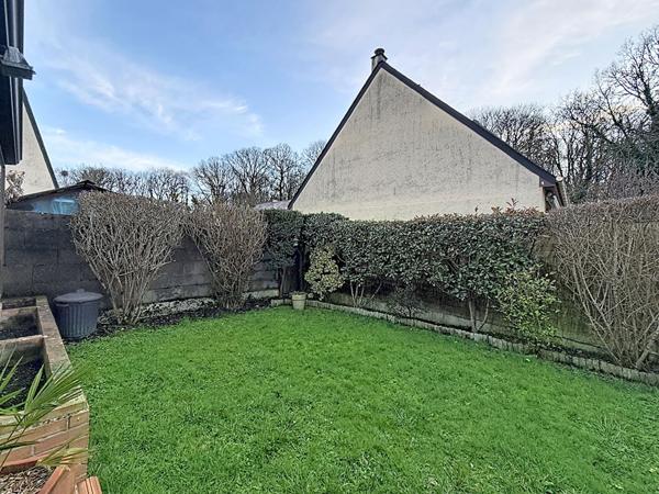 A vendre Angers Lac de Maine bois de Molières, maison 3 chambres dont une suite parentale, séjour donnant sur terasse puis jardin, cuisine indépendante aménagée équipée,jardin clos garage.