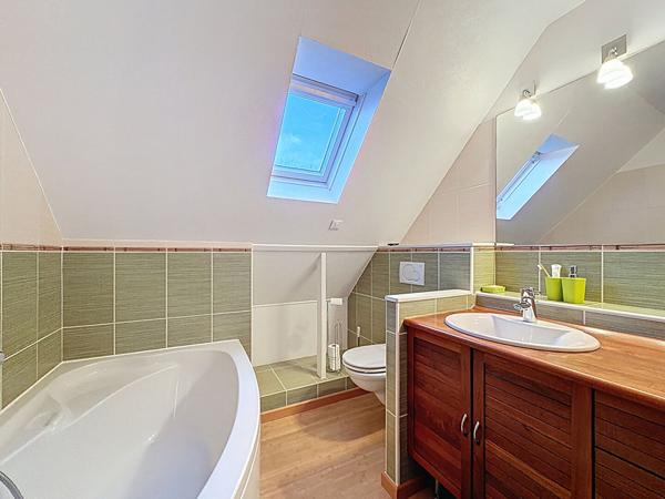 A vendre Angers Lac de Maine bois de Molières, maison 3 chambres dont une suite parentale, séjour donnant sur terasse puis jardin, cuisine indépendante aménagée équipée,jardin clos garage.