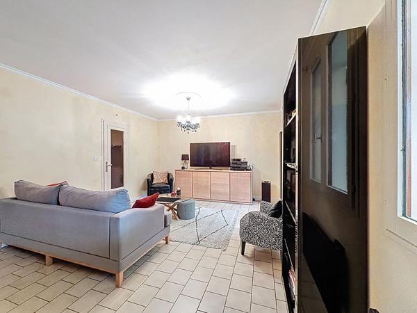 A vendre Angers Lac de Maine bois de Molières, maison 3 chambres dont une suite parentale, séjour donnant sur terasse puis jardin, cuisine indépendante aménagée équipée,jardin clos garage.