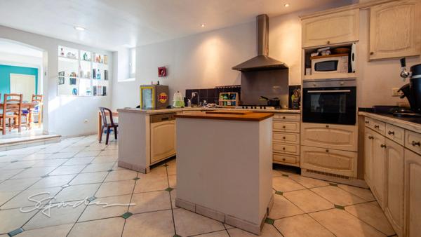 Ensemble immobilier comprenant une maison, un bar-restaurant ancien hôtel et une grange 1250 m²