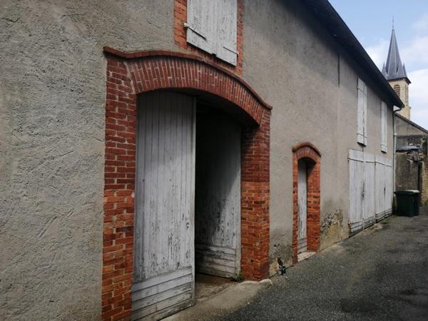 Ensemble immobilier comprenant une maison, un bar-restaurant ancien hôtel et une grange 1250 m²