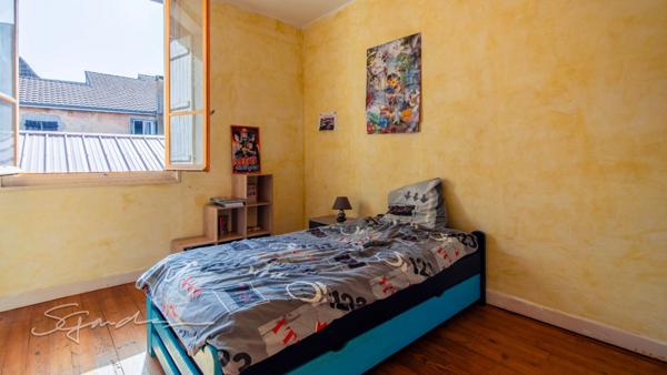 Ensemble immobilier comprenant une maison, un bar-restaurant ancien hôtel et une grange 1250 m²