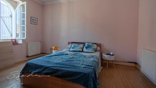 Ensemble immobilier comprenant une maison, un bar-restaurant ancien hôtel et une grange 1250 m²