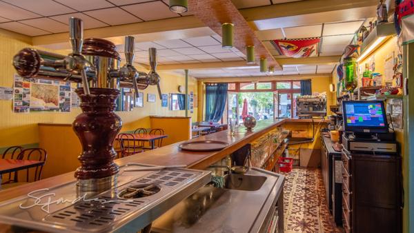 Ensemble immobilier comprenant une maison, un bar-restaurant ancien hôtel et une grange 1250 m²