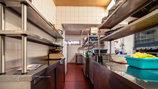 Ensemble immobilier comprenant une maison, un bar-restaurant ancien hôtel et une grange 1250 m²