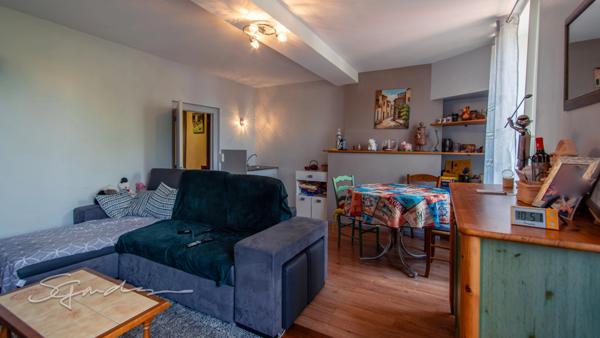 Ensemble immobilier comprenant une maison, un bar-restaurant ancien hôtel et une grange 1250 m²