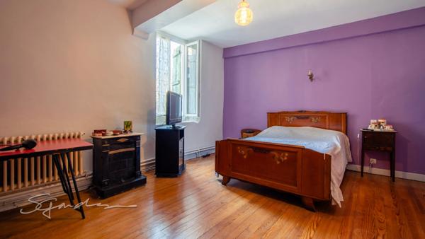 Ensemble immobilier comprenant une maison, un bar-restaurant ancien hôtel et une grange 1250 m²