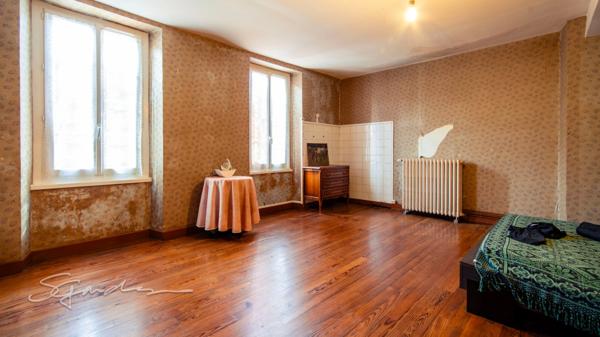 Ensemble immobilier comprenant une maison, un bar-restaurant ancien hôtel et une grange 1250 m²