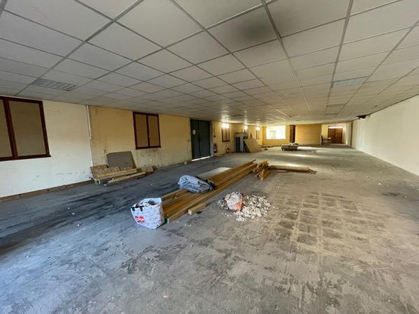 "Local Commercial Idéalement Situé à Creysse avec Grande Surface et Stockage"