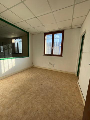 "Local Commercial Idéalement Situé à Creysse avec Grande Surface et Stockage"