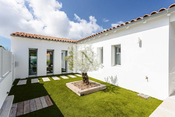 Maison contemporaine de plain-pied — 130 m² — DPE A — Lagord Bourg