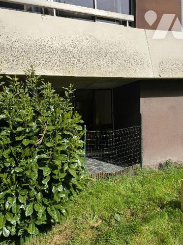 RENNES ( proche hôpital Sud), appartement situé au rez-de-chaussée comprenant: 
- Entrée avec ...