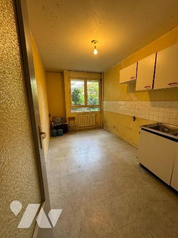 RENNES ( proche hôpital Sud), appartement situé au rez-de-chaussée comprenant: 
- Entrée avec ...