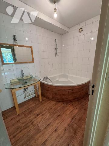 RENNES ( proche hôpital Sud), appartement situé au rez-de-chaussée comprenant: 
- Entrée avec ...