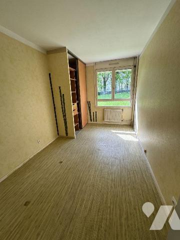 RENNES ( proche hôpital Sud), appartement situé au rez-de-chaussée comprenant: 
- Entrée avec ...