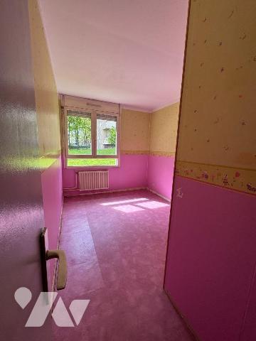 RENNES ( proche hôpital Sud), appartement situé au rez-de-chaussée comprenant: 
- Entrée avec ...