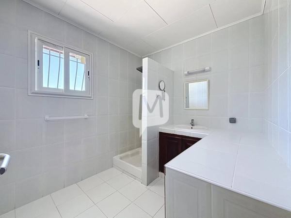 DPT GUYANE, à vendre MATOURY Maison T6 + appartement T2 de 208m2 sur un terrain de 1043 m2