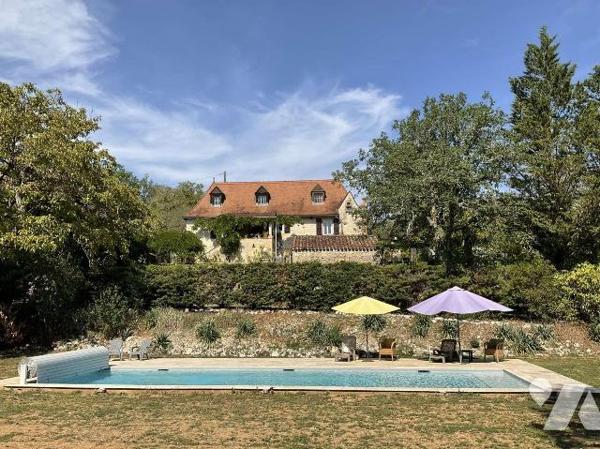 Situation pittoresque : propriété en pierre de charme avec dépendances, piscine et 4 chalets en...