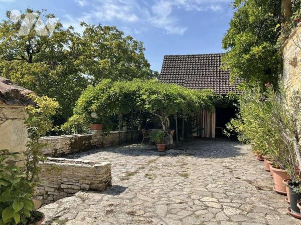Situation pittoresque : propriété en pierre de charme avec dépendances, piscine et 4 chalets en...