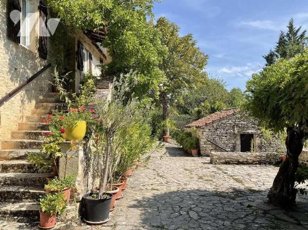 Situation pittoresque : propriété en pierre de charme avec dépendances, piscine et 4 chalets en...