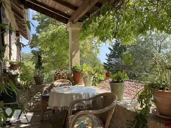 Situation pittoresque : propriété en pierre de charme avec dépendances, piscine et 4 chalets en...