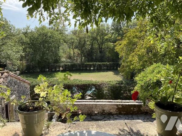Situation pittoresque : propriété en pierre de charme avec dépendances, piscine et 4 chalets en...