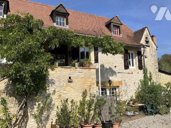 Situation pittoresque : propriété en pierre de charme avec dépendances, piscine et 4 chalets en...