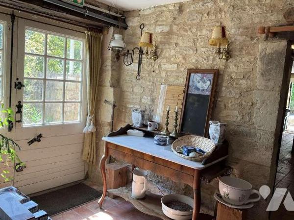 Situation pittoresque : propriété en pierre de charme avec dépendances, piscine et 4 chalets en...