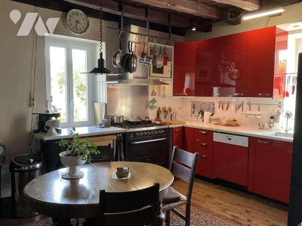Situation pittoresque : propriété en pierre de charme avec dépendances, piscine et 4 chalets en...