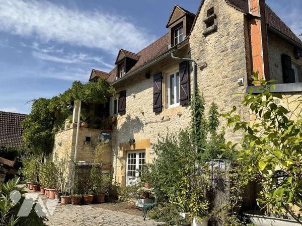 Situation pittoresque : propriété en pierre de charme avec dépendances, piscine et 4 chalets en...
