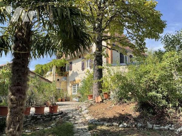 Situation pittoresque : propriété en pierre de charme avec dépendances, piscine et 4 chalets en...