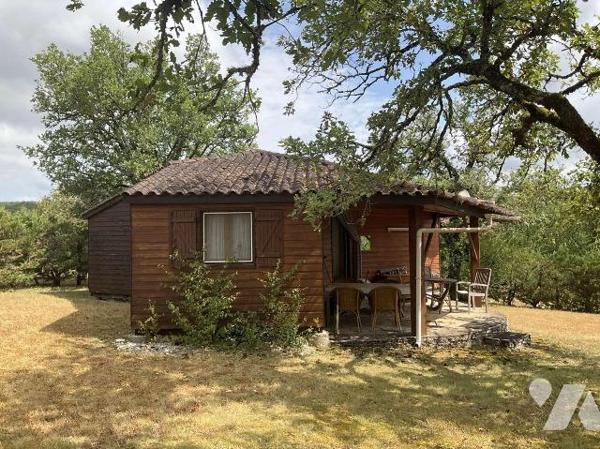 Situation pittoresque : propriété en pierre de charme avec dépendances, piscine et 4 chalets en...