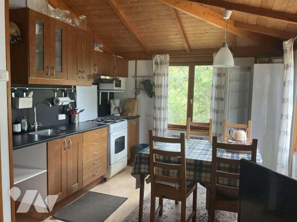 Situation pittoresque : propriété en pierre de charme avec dépendances, piscine et 4 chalets en...