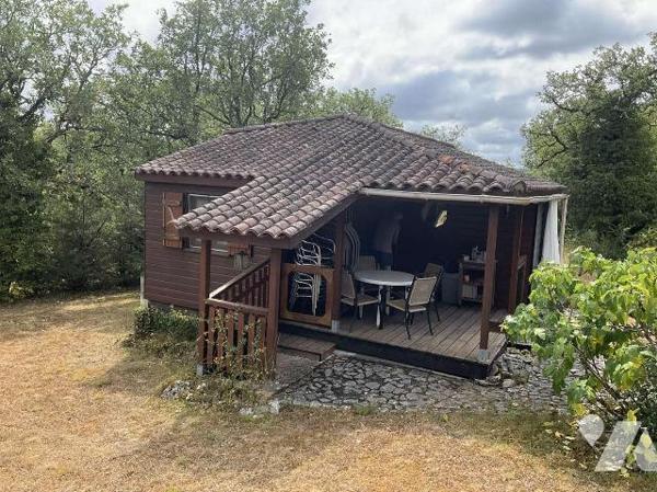 Situation pittoresque : propriété en pierre de charme avec dépendances, piscine et 4 chalets en...