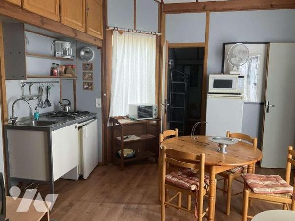 Situation pittoresque : propriété en pierre de charme avec dépendances, piscine et 4 chalets en...