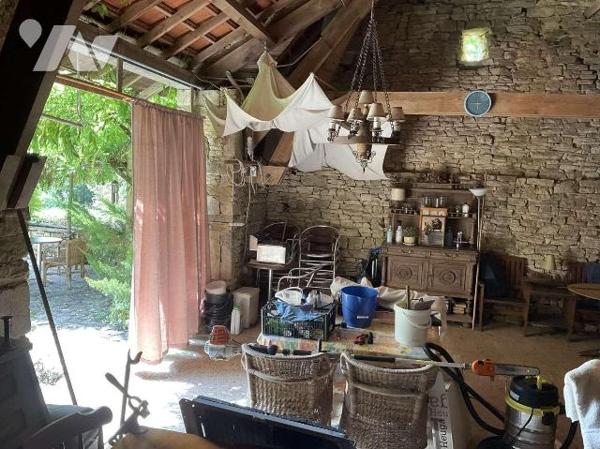 Situation pittoresque : propriété en pierre de charme avec dépendances, piscine et 4 chalets en...