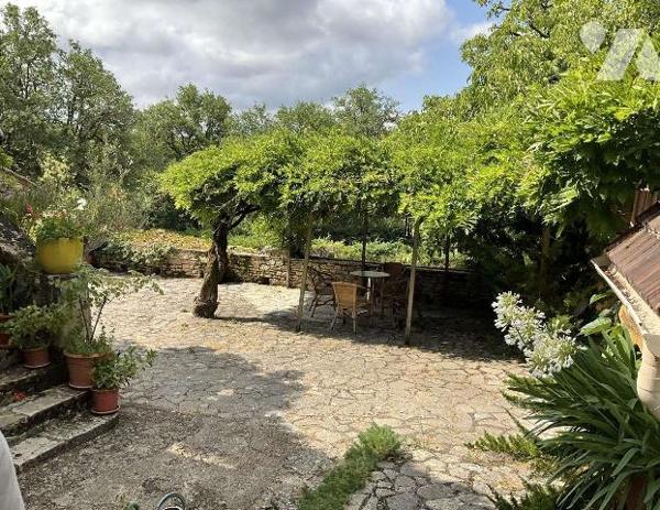 Situation pittoresque : propriété en pierre de charme avec dépendances, piscine et 4 chalets en...