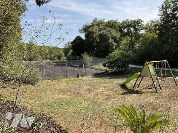 Situation pittoresque : propriété en pierre de charme avec dépendances, piscine et 4 chalets en...