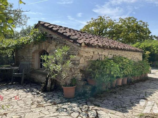 Situation pittoresque : propriété en pierre de charme avec dépendances, piscine et 4 chalets en...